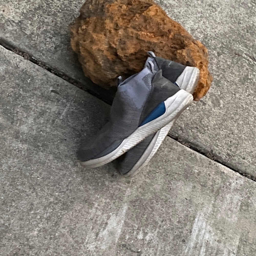 Sketchers stretch sneakers